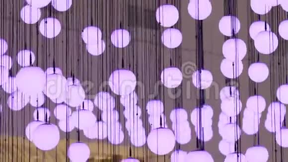 购物中心的装饰灯呈紫色视频的预览图
