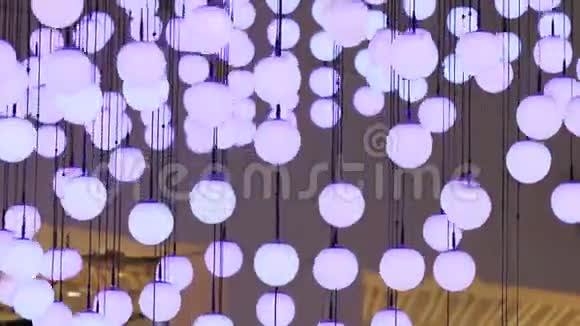 美丽的球灯在商场里闪耀着紫色的光芒视频的预览图