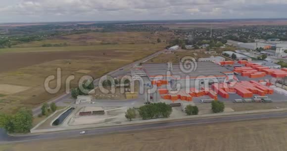 现代工厂的俯视图环绕着一个橙色的新现代工厂现代工厂的工业外部视频的预览图