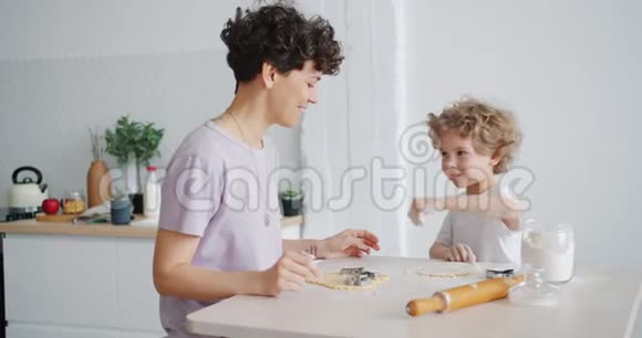 孩子在厨房做饭时妈妈用脏手指摸鼻子视频的预览图