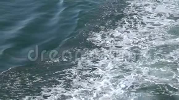 船在波涛汹涌的海面上航行视频的预览图
