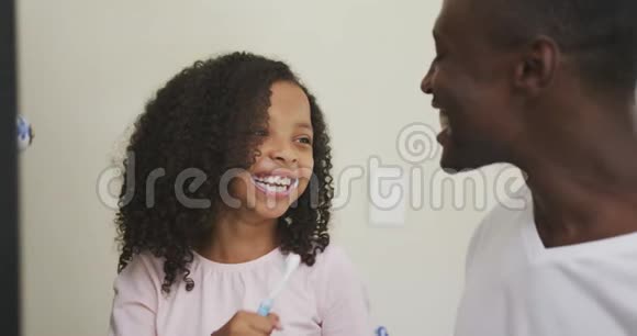非裔美国人的父亲和女儿刷牙视频的预览图