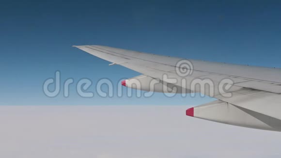 4K翼飞机从窗口与一个美丽的蓝天视频的预览图