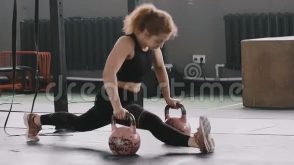 年轻的职业体育健身教练女子在健身器上做腿部伸展运动视频的预览图