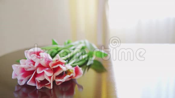 为母亲节提供的浪漫粉色郁金香礼物近景视频的预览图