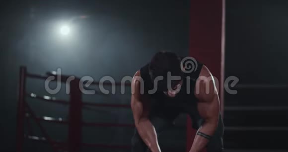 有魅力的年轻人运动员在交叉健身班用他集中的绳索进行艰苦的锻炼视频的预览图