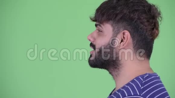 特写镜头观看年轻体重超重留胡子的印度男人谈论视频的预览图