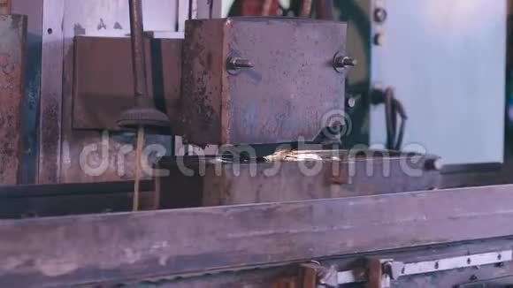 在数控机床上发送零件在数控机床上加工金属工件加工零件工厂视频的预览图