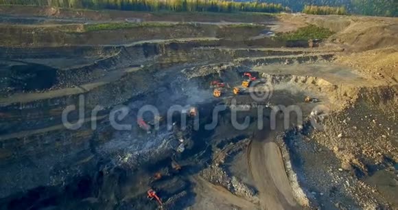 鸟瞰大量挖掘机将煤装进自卸车视频的预览图