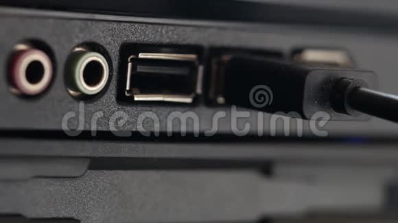 从插座上拆下USB电缆带有彩色麦克风和耳机连接器的黑色面板以及通用串行总线视频的预览图