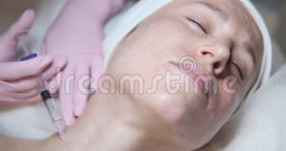 女性颈部注射肉毒杆菌毒素视频的预览图
