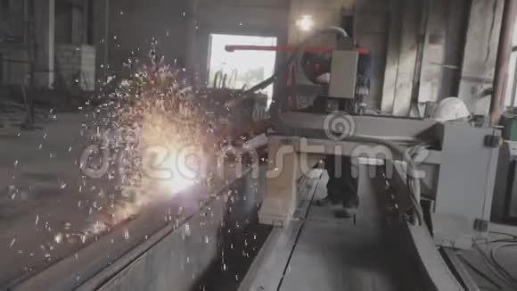 气体切割金属零件的气体切割气体切割产生的许多明亮火花视频的预览图