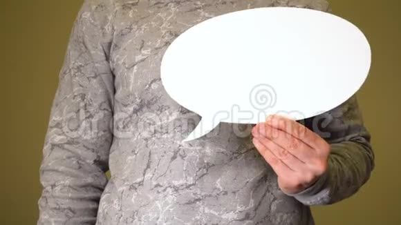 男人捧着白色的谈话云竖起大拇指视频的预览图