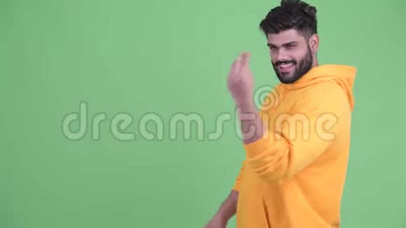 有趣的年轻体重超重留着胡须的印度男人抓着手指看上去有罪视频的预览图