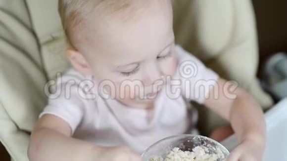 小女孩用勺子吃粥特写视频的预览图