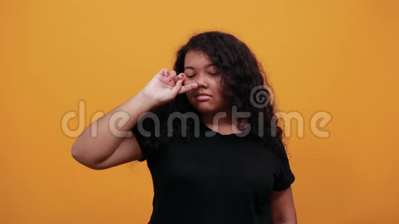 美国黑人年轻女性体重超重看镜头视频的预览图