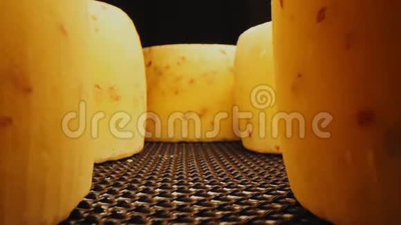 深色金属架子上奶酪头之间的运动视频的预览图