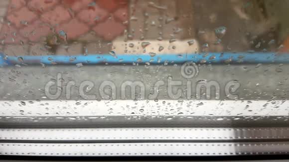 窗外的雨滴特写玻璃上的一滴雨视频的预览图