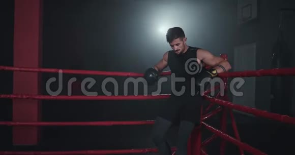 在镜头前的强壮身材的人准备开始他的拳击比赛他站在拳击台上视频的预览图
