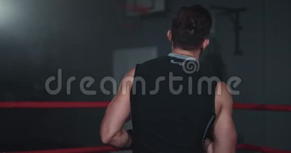 在拳击场上的交叉健身课上拳击运动员准备开始拳击运动他准备进行剧烈的运动视频的预览图