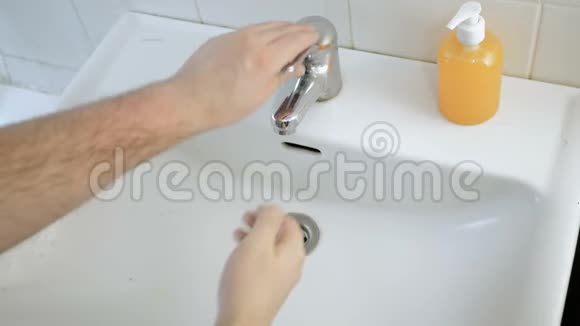冠状病毒洗手预防大流行病肥皂水消毒凝胶和泡沫塑料视频的预览图