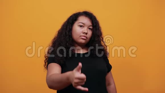 一位身材超重的年轻女士在镜头前竖起大拇指视频的预览图