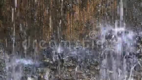 砂岩彩色岩石和瀑布的细节视频的预览图
