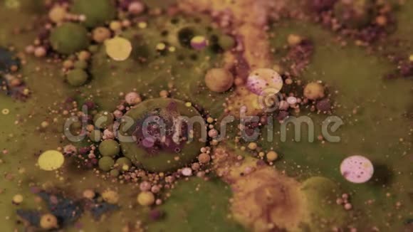 抽象色彩丰富的丙烯酸涂料在水上蔓延视频的预览图