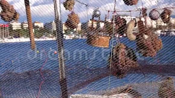 渔网背后的干海绵和船坞内的海视频的预览图