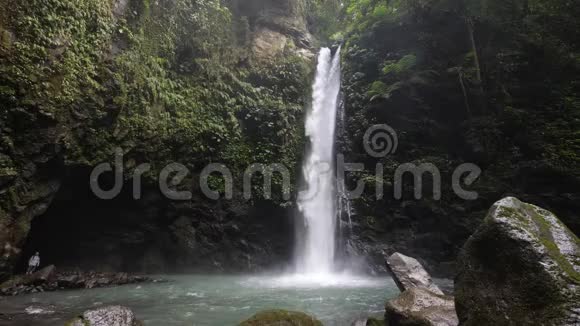 实时拍摄一个热带雨林瀑布在丛林中迷人的美丽视频的预览图