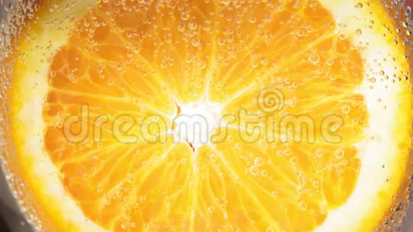 一滴水或熟橙汁的特写水果散发出新鲜感和果汁饮食用水果和健康食品视频的预览图