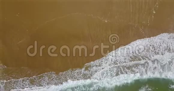 沿海岸部分的空中景观有入波和喷雾视频的预览图