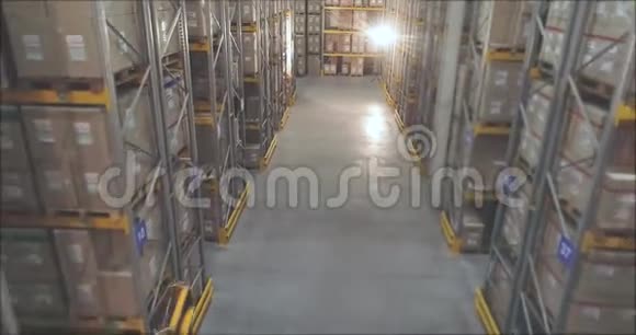 在仓库积极工作大型现代化仓库工业内部视频的预览图
