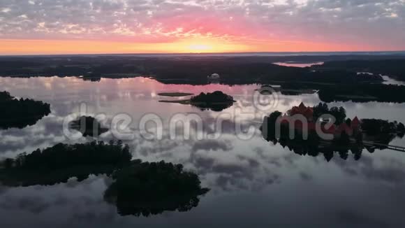从空中俯瞰日出前的特拉凯岛城堡视频的预览图