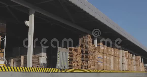 大型现代化仓库有多个箱子的大型仓库视频的预览图