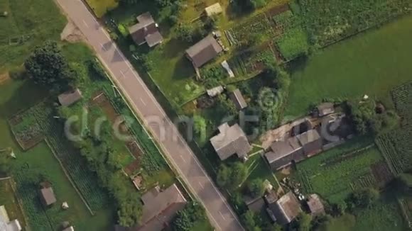 空中背景无人机视图一个小村镇视频的预览图