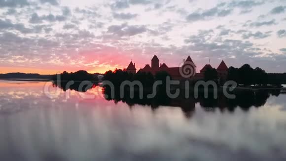 从空中俯瞰日出前的特拉凯岛城堡视频的预览图