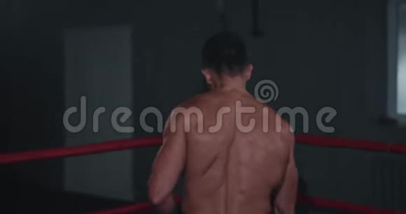 在拳击场上身材完美的运动员准备开始他的紧张的训练练习视频的预览图