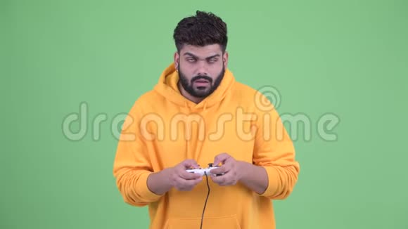 一个年轻体重超重长着胡须的印度男人在玩游戏和睡觉视频的预览图