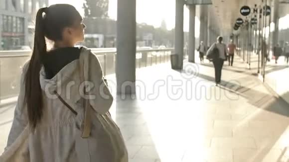女性自信女人走路城市街道夏日日落视频的预览图