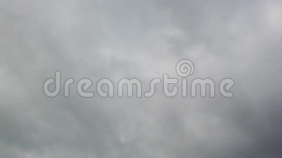 暴风骤雨的多云天空在时间流逝快速灰色的云浮在空中视频的预览图
