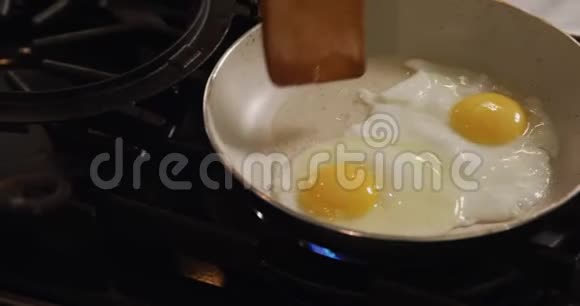 在家做饭的白人妇女视频的预览图