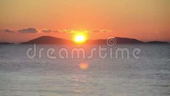 五彩缤纷的日落在海上时间流逝橙色的热带日落水面上有帆船美丽的日落与滨水海洋视频的预览图