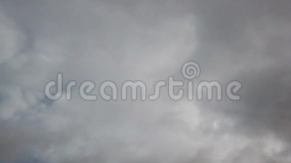 低角度观看恐怖风暴的阴云天空的时间流逝视频的预览图