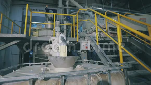 皮质醇生产白色油漆倒入桶内工业内部视频的预览图