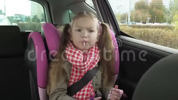 汽车后座上的小孩在路上行驶看着窗外做白日梦视频的预览图