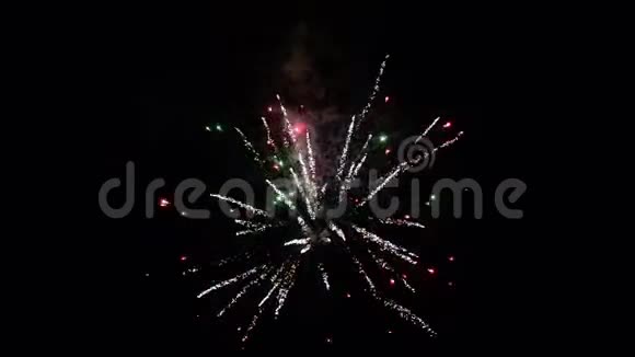 除夕焰火表演火箭爆炸烟花表演除夕庆祝活动美丽的五颜六色的视频的预览图