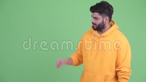 快乐年轻体重超重留着胡子的印度男人摸着什么跳舞视频的预览图