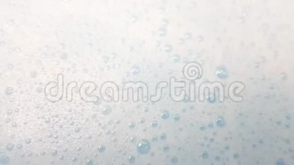 白色泡沫有蓝色的水泡泡视频的预览图