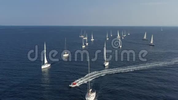 从帆船参赛者的队伍出发是一场在克罗地亚举行的帆船比赛反映了帆船的风采视频的预览图